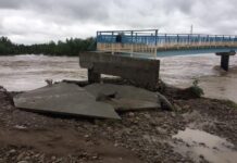 На Прикарпатье стихия разрушила мост, который восстанавливали после прошлого наводнения