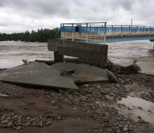 На Прикарпатье стихия разрушила мост, который восстанавливали после прошлого наводнения