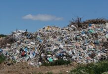 Нелегальная свалка на берегу Днестра отравляет воду