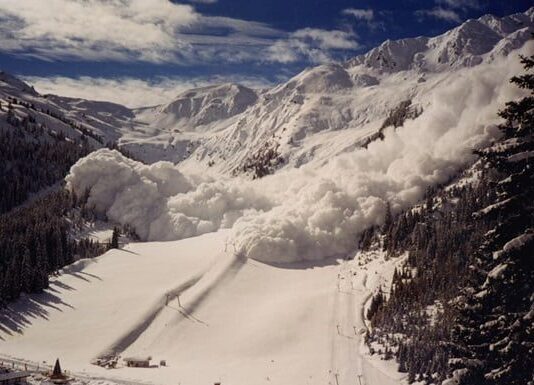 Спасатели предупреждают об опасности схода снежных лавин в Карпатах