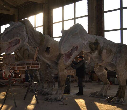 На Прикарпатье портной создает динозавров-гигантов