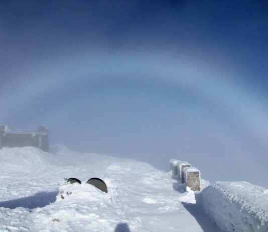 Франковец поделился снимком уникального атмосферного явления