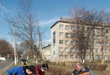 В Калуше на средства диаспоры из Лондона высадили аллею красных дубов "Сознательная молодежь"