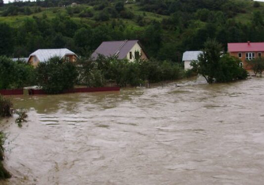 Жителям Прикарпатья напомнили как нужно вести себя во время наводнения