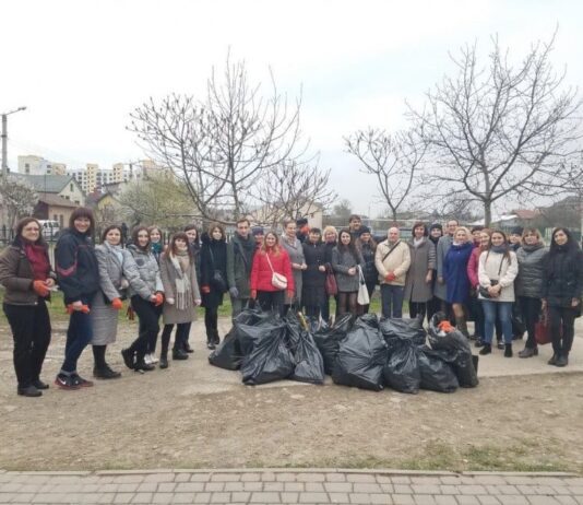 В Ивано-Франковске во время субботника посадили 3000 деревьев и 2000 тысячи кустов