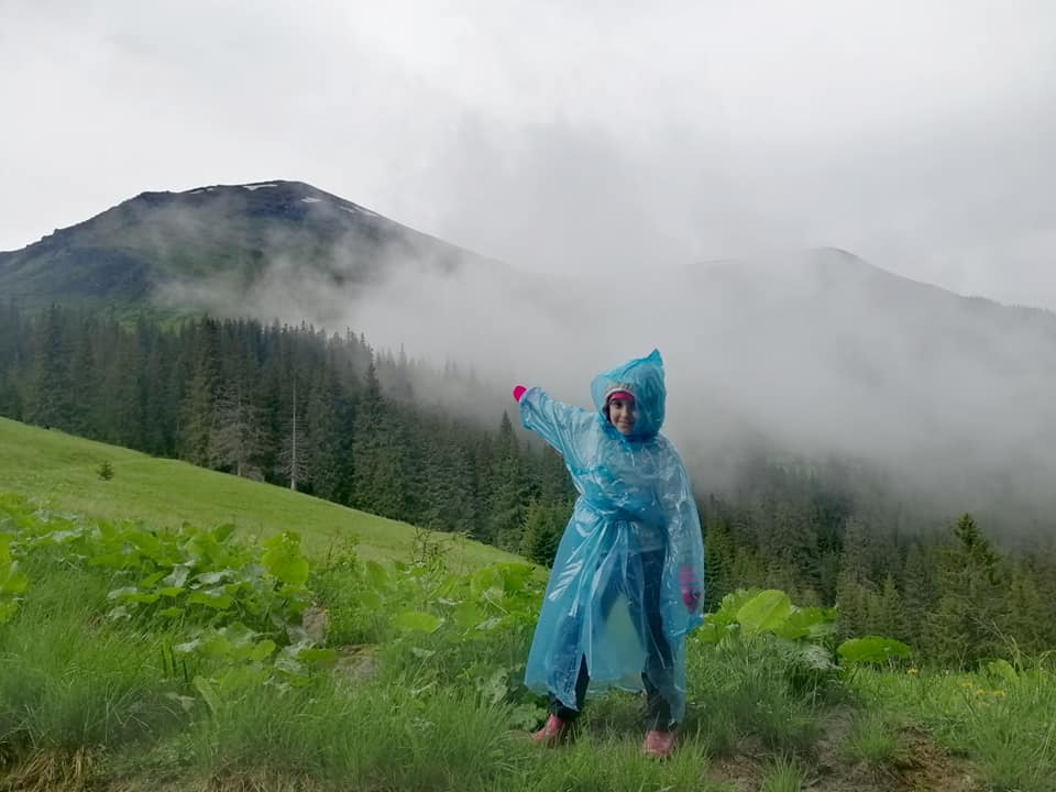 як шестирічна мандрівниця подорожує карпатами