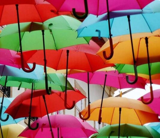 В Украине с поломанных зонтиков хотят производить многократные бахилы