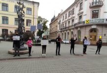 «Каждое животное заслуживает жизни»: во Франковске люди протестуют против жестокого обращения с животными