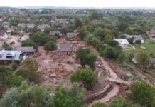 У страху і болоті: мешканці одного з прикарпатських сіл жаліються на повільні відновлювальні роботи після повені