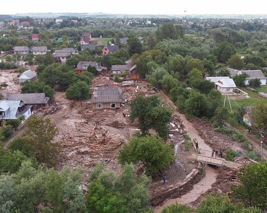 В страхе и болоте: жители одного из прикарпатских сел жалуются на медленные восстановительные работы после наводнения