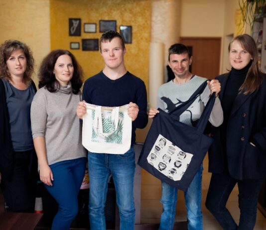 Модные экосумки шьют молодые люди с инвалидностью в Коломые