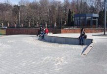 В городском парке Ивано-Франковска установили скамейки с деревьев, которые еще в прошлом году повалил ураган
