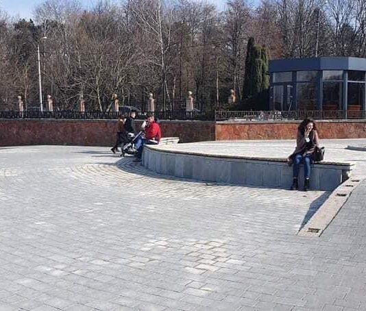 В городском парке Ивано-Франковска установили скамейки с деревьев, которые еще в прошлом году повалил ураган