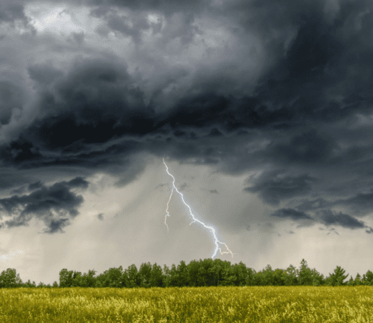 Молния и гром: что нужно знать прикарпатцам, чтобы защититься