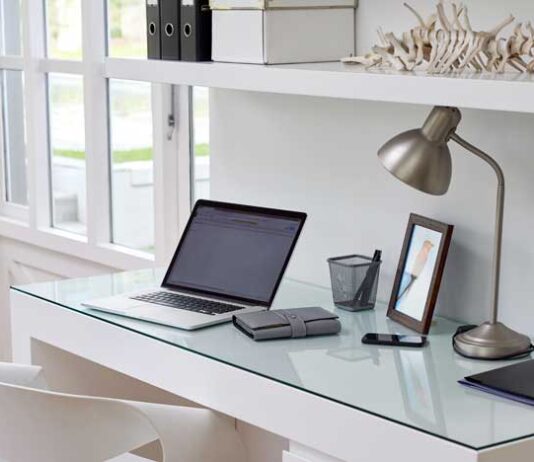 Светлый офисный стол: как сделать рабочее пространство уютным и стильным