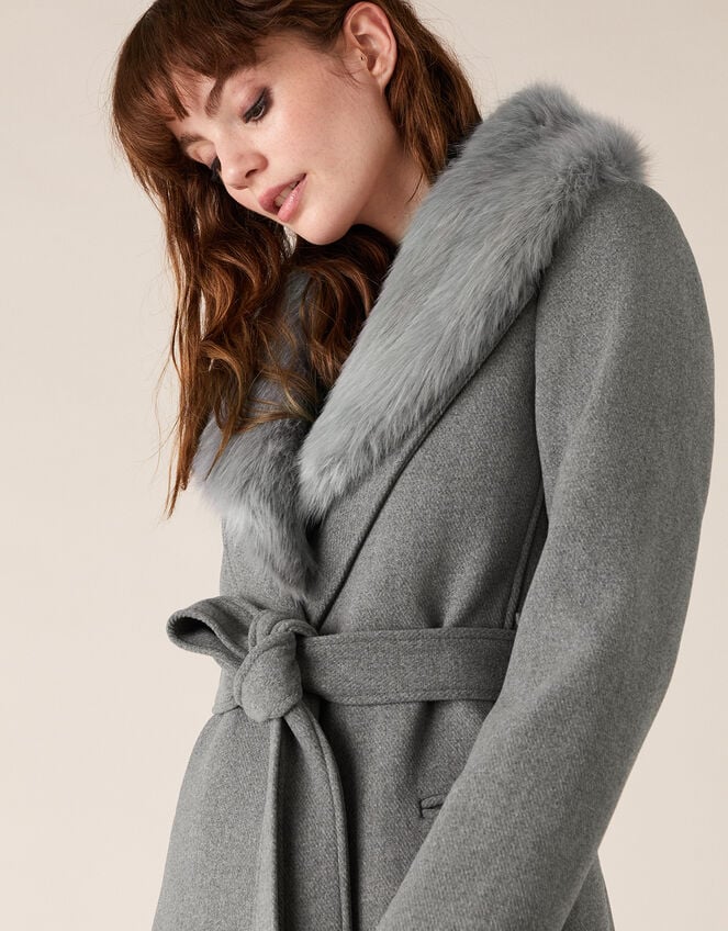 Пальто сірого кольору із хутровим коміром